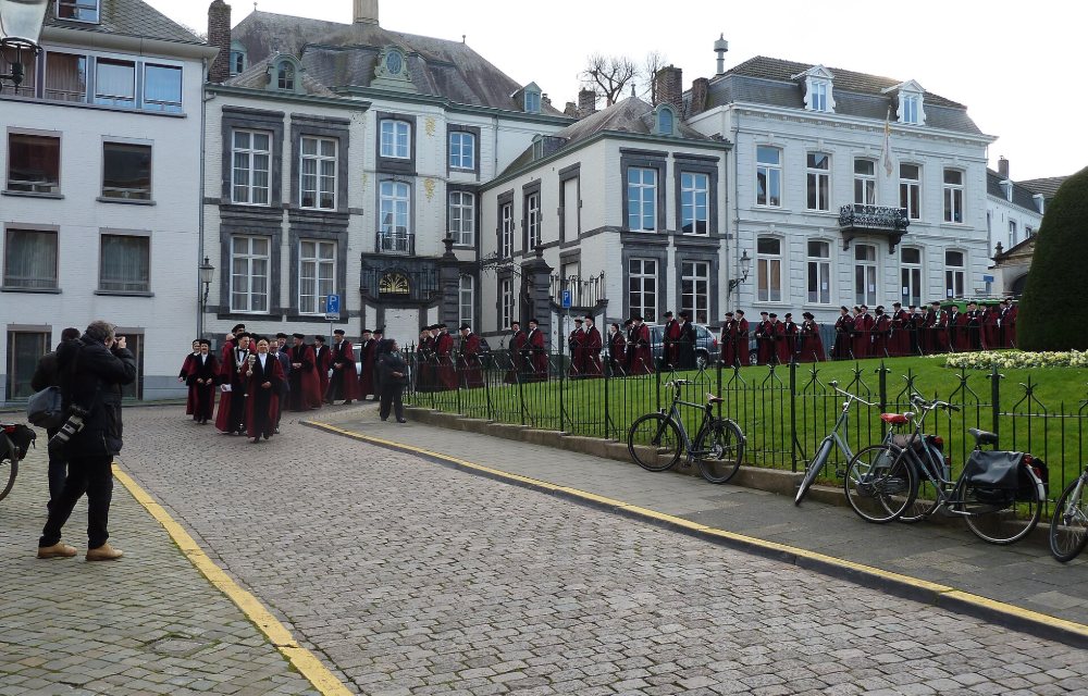 De Grote Markt in Maastricht met terrassen en de Grote Kerk